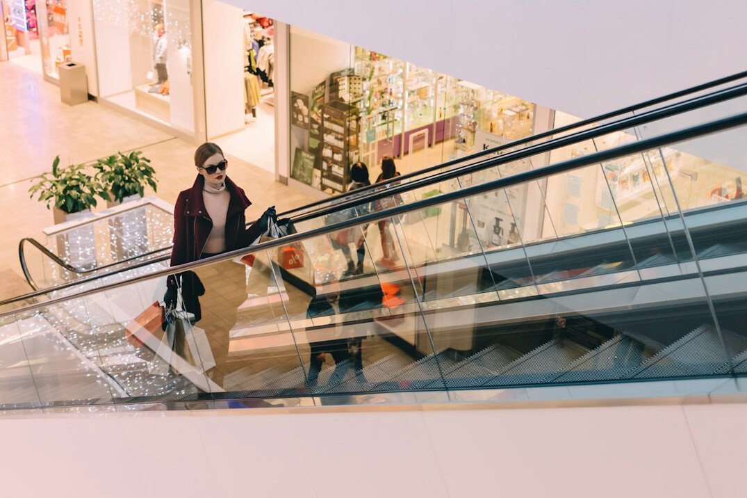 store detective watching suspects